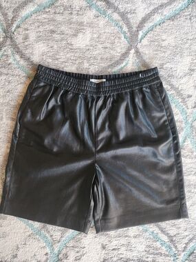 NWOT Aritzia Babaton Command Vegan Leather Shorts Black Size 6 w/ Pockets